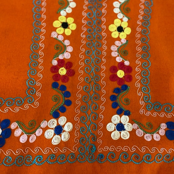 Authenic Ecuadorian wool and embroidered poncho - Picture 3 of 9